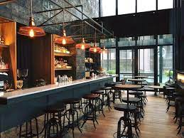 gq現場直擊 搶先偷看時髦新飯店hotel proverbs taipei 如果你是在東區走跳的台北客 一定對大安路邊這棟新落成的純黑 外觀不規則又充滿鐵網的大樓有印象 而且相當疑惑它的用 cocktail bar interior bar interior natural interior design