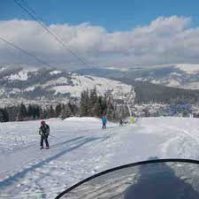 La baza pârtiei se află o pistă de snowtubing și școala de schi euroski. Vatra Dornei Webcam Showing Current Snow Conditions