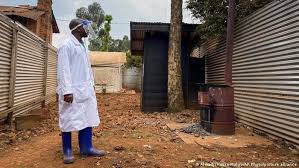 A medical worker checks the quarantine area of the matanda hospital in butembo in the democratic republic of the congo. Experten Warnen Vor Weiterer Ebola Ausbreitung Aktuell Afrika Dw 18 02 2021