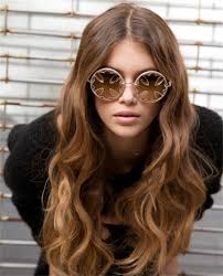 прическа на свадьбу к подруге на волосы средней длины Doch Sindi Krouford Vlyubilas Model Vstrechaetsya S Synom Maminoj Podrugi Sindi Krouford Kosmeticheskie Tovary Cvetnye Volosy