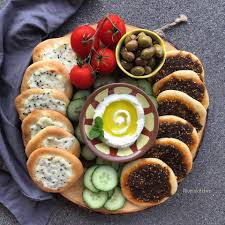 Manaeesh مناقيش In 2020 Arabisches Essen Rezepte Lebensmittel Platten