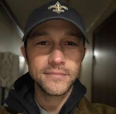 Do you have a favorite selfie? Post it here if you're up for it:  hitrecord.app.link/favoriteselfie It's for a hitRECord project exploring  self confidence. Something really interesting about looking through a  gallery of