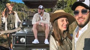 Milan'da top koşturan milli futbolcumuz hakan çalhanoğlu, çocukluk aşkı sinem gündoğdu ile 23 nisan 2017'de evlendi. Futbolcu Hakan Calhanoglu Ile Esi Sinem Calhanoglu Guney Afrika Da Magazin Haberleri Sipsak Haberleri