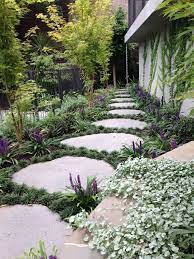 46 Inspiring Stepping Stones Pathway Ideas For Your Garden In 2020 Stone Garden Paths Garden Stepping Stones Garden Pathway