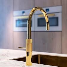 Messing patina kleur en met 7 liter reservoir van combi+. Combineer Luxe En Gemak Met Een Kraan Van Quooker