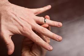 Davidpiaget) jarang kita lihat memang orang menggunakan cincin di ibu jari ini. Melepaskan Cincin Yang Nyangkut Di Jari Begini Caranya