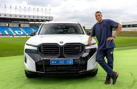 Dàn sao Real Madrid nhận loạt xe BMW đắt giá