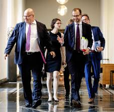 Minister wiebes zegt het wantrouwen van groningers te begrijpen over zijn besluit om de versterking van bepaalde beschadigde woningen tijdelijk stil te leggen. Peter Altmaier Der Anti Populist Welt