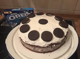 5 gehäufte esslöffel von der creme in einen spritzbeutel mit sterntülle füllen und die creme bis zur weiterverarbeitung kühl stellen. Oreo Torte Halbmondgasse12