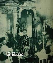 صورة نادرة جدا جثمان البابا كيرلس الخامس مسجي علي كرسيه البطريركي بالمرقسية القديمة كلوت بيك وحوله الاكليروس old pictures church history orthodox christianity