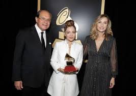 Lo prefiero mil veces que a la lafourcade; Fans Aplauden Reaccion De Natalia Lafourcade Por Premio De Maluma Soy502