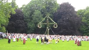 Det var betydligt större och de hade mycket fler stånd med diverse hantverk, mat och annat som. Resning Av Midsommarstangen Youtube