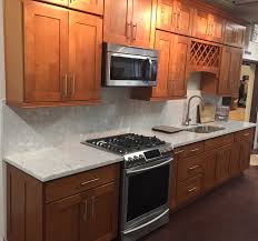 honey maple shaker kitchen cabinets