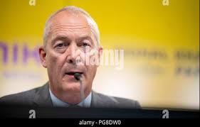 Dortmund, Deutschland. 24 Aug, 2018. Hans-Joachim Watzke (l),  Geschäftsführer von Borussia Dortmund, und Thomas Treß, Geschäftsführer  Finanzen, die Bilanzpressekonferenz der Borussia Dortmund GmbH & CO KGaA  für das Geschäftsjahr 2017/2018 teilnehmen ...