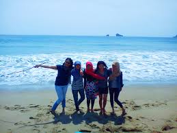 Cewek berhijab cantik selfie di tempat wisata. Foto Orang Berhijab Dari Belakang Dipantai