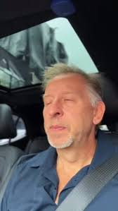 O Prof. Dr. Daniel Higa, nosso coordenador, compartilhou um pouco da sua  trajetória e experiência profissional na Implantodontia. No vídeo, ele  apresenta o Curso de Aperfeiçoamento em Implantodontia (Módulo Cirúrgico),  com início