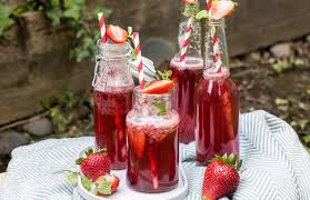 Für das fruchtdressing zucker, honig, orangensaft sowie limettensaft und die minze vermischen. Spritzige Sommerlimonade Mit Frischen Erdbeeren Und Minze