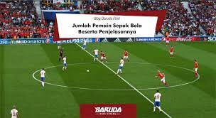 Pada permainan sepak bola, setiap tim memiliki 11 pemain di lapangan. Jumlah Pemain Sepak Bola Beserta Penjelasannya Garuda Sport