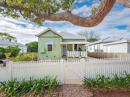 Specializing in aluminum fence, vinyl fence, wood fences, and chain link fences, we have fencing solutions for. 200 Geddes Street South Toowoomba Qld 4350
