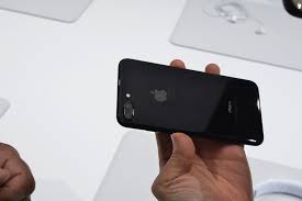 L'un en particulier, nommé noir de jais présente un aspect brillant et un traitement spécifique pour lui donner un aspect unique qui semble beaucoup plaire au vu de vos commentaires. L Iphone 7 Noir De Jais Sujet Aux Griffes Belgium Iphone