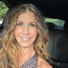 Mandi Cox's Instagram, Twitter & Facebook