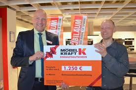 Das Mobelhaus Feiert Jubilaum Mobel Kraft In Wedding Ubergab Gutschein An Gewinner Wedding