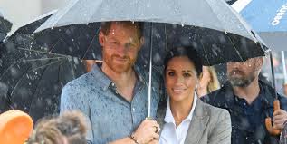 Prince harry and meghan markle share a sweet moment under the rain on their second day of touring sydney. Prince Harry And Meghan Markle Visit Dubbo Australia For Day Two Of Royal Tour