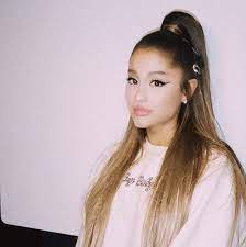 Ariana Grande Hairstyles High Ponytail Half Up Half Down Oversized Top Knot Deep Side Part Low Ponyta Ariana Grande Hair Ariana Grande Ponytail Hair Styles