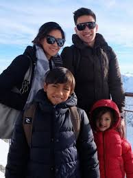 Pemain film cinta selamanya itu mengatakan bahwa foto tangkapan layar itu diambil sebelum sang suami masuk icu. Begini Kehidupan Para Artis Yang Dulu Menikah Dikabarkan Karena Kecelakaan