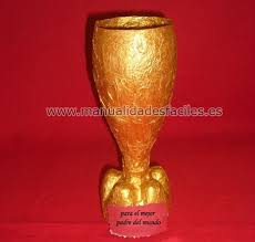 Celebra este día esté donde esté con envío a todo el. Manualidades Con Material Reciclado Trofeo Hecho Con Material Reciclado Materiales Reciclados Esculturas Con Material Reciclado Trofeos