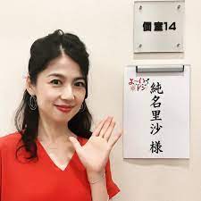 画像に含まれている可能性があるもの 1人以上 室内 home decor decals decor home decor