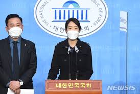 조수진 국민의힘 의원이 고민정 더불어민주당 의원을 향해 '후궁' 발언을 한 후폭풍이 거세다. ì¡°ìˆ˜ì§„ì´ ê³ ë¯¼ì • í›„ê¶ ë°œì–¸ ë§‰ë§ ë…¼ëž€ ì´ìœ  ì¡°ìˆ˜ì§„ ë§‰ë§ë…¼ëž€ ì´ì •ë¦¬