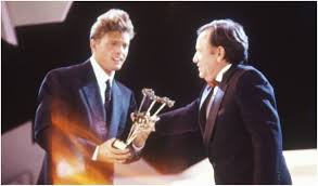Así posó Luis Miguel con su Premio TVyNovelas!