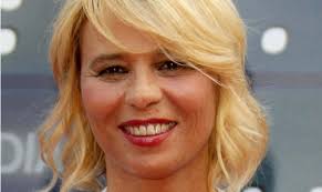 Attiva in televisione dal 1992, quando ha cominciato a lavorare per canale 5 conducendo il talk show pomeridiano amici. Maria De Filippi Chi E Biografia Eta Altezza Instagram