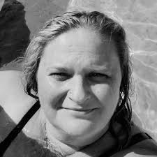 Are there parks with picnic benches in the area?