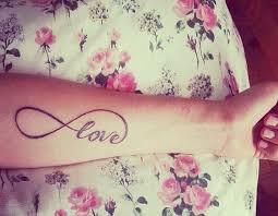 Une boussole tatouée à l'encre noire, qui. Tatouage Infini Femme Top 90 Tattoos Infini Les Beaux