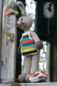 All die kleinen gehäkelten accessoires, die in jedem raum die vorfreude auf ostern erkennen lassen, die jedes nest mit ganz persönlichem füllen und die jeden gedeckten tisch in eine österliche tafel verwandeln, lassen sich von anfängern wie von profis schnell und einfach kreieren. Osterhase Hakeln Mamahoch2