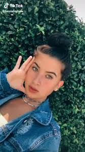 Hannah Earle's Instagram, Twitter & Facebook