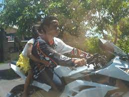 Dipublikasikan tanggal 21 desember 2018jangan lupa klik tombol subcribe karena tombol subcribe itu gratis untuk next vidio nantikan besok yah#cewekcantik. Mirip Sinetron Bocah Sd Cowok Cewek Pelukan Naik Motor Ninja Lifestyle Fimela Com
