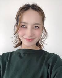 mai tsujimotoさんはinstagramを利用しています ボブにしてから ハーフアップアレンジが楽しい 私がしているのをよく見ている息子は お化粧をしたがり リボンをつけたがります 笑 未使用のパフで頬をポンポンしてあげて ワセリンを唇に塗ってあげて 前髪を結ぶ