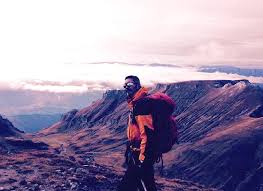 Potrivit acesteia, munţii bucegi ar fi presăraţi de locuri misterioase, zone foarte încărcate energetic, unde aparatura se declanşează singură sau oamenii resimt simptome ciudate doar norocoşii reapar după multă vreme, în alte locuri din bucegi, dezorientaţi şi pierduţi, chiar răniţi, pe când majoritatea. Prin MunÈ›i Cu Mitza Matei Ghid Montan Tura Alpina Pe Varful Omu Muntii Bucegi 20 21 Octombrie