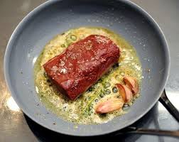 Le Chef Etoile Frederic Simonin Nous Presente Ce Jeudi Une Recette Mettant Le Gibier A L Honneur Chevreuil Recette Recette Gibier Recettes De Cuisine