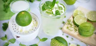 125 g de framboises 125 g de fraises 1 citron 1 litre d'eau gazeuse très froide 5 cl de sirop de sucre de canne mixez les framboises, les fraises et le jus d'un citron. Recettes De Limonade Et De Menthe