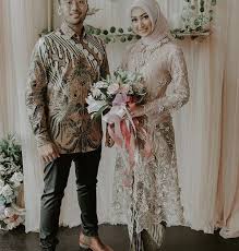 Aturan menggunakan cincin tunangan pada pria. 30 Ide Baju Tunangan Hijab Modern Lamaz Morradean