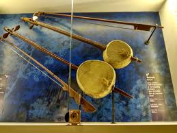Orang asli menyiapkan hasil kraf tangan yang diperbuat daripada bahan semula jadi. Jabatan Muzium Malaysia On Twitter Muzium Seni Kraf Orang Asli Turut Merangkumi Latar Belakang Suku Kaum Orang Asli Taburan Geografi Dan Demografi Ukiran Patung Ukiran Topeng Peralatan Memburu Dan Menangkap Ikan