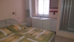 Das ferienhaus 6 verfügt über ein wohnzimmer, zwei schlafzimmer, eine offene küche mit essplatz sowie über ein bad mit ebenerdiger dusche und wc. Ferienhaus 6 Personen Ferienhauser Ferienanlage Mecklenburgische Seenplatte