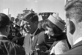 Imagen de los Kennedy caminando hacia la multitud en Love Field | The Sixth  Floor Museum at Dealey PlazaThe Sixth Floor Museum at Dealey Plaza