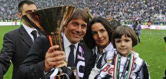 Urla, sbraccia e si lamenta. Antonio Conte La Mia Vittoria E La Famiglia Tablettv