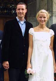 Elle a épousé le prince héritier haakon de norvège le 25 août 2001 à oslo. Crown Prince Haakon And Mette Marit Tjessem Hoiby Photocall At Skaugum Before A Private Party For Friends And Young Royal Weddings Princess Norwegian Royalty