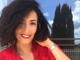 Complici le spalle scoperte, il corpetto che esalta il décolleté. Caterina Balivo La Confessione Social Stupisce I Fan
